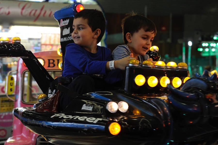 Centros escolares y familias de Bizkaia, así como de las provincias del entorno, aprovechan hoy la falta de colas en la primera jornada del PIN