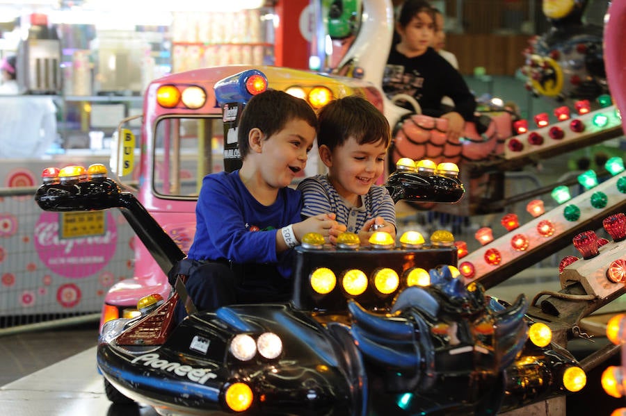 Centros escolares y familias de Bizkaia, así como de las provincias del entorno, aprovechan hoy la falta de colas en la primera jornada del PIN
