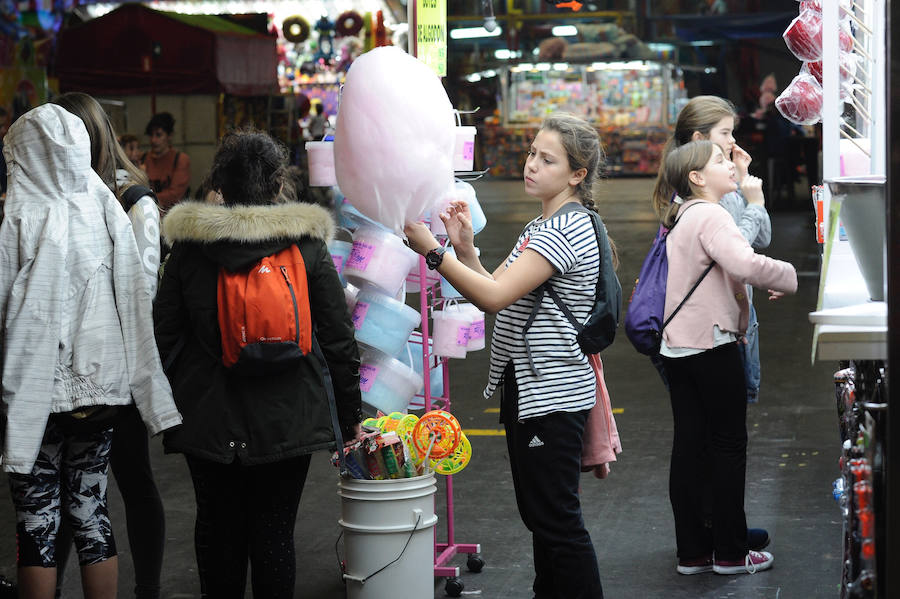 Centros escolares y familias de Bizkaia, así como de las provincias del entorno, aprovechan hoy la falta de colas en la primera jornada del PIN