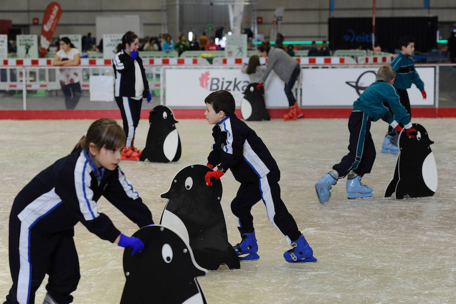 Centros escolares y familias de Bizkaia, así como de las provincias del entorno, aprovechan hoy la falta de colas en la primera jornada del PIN