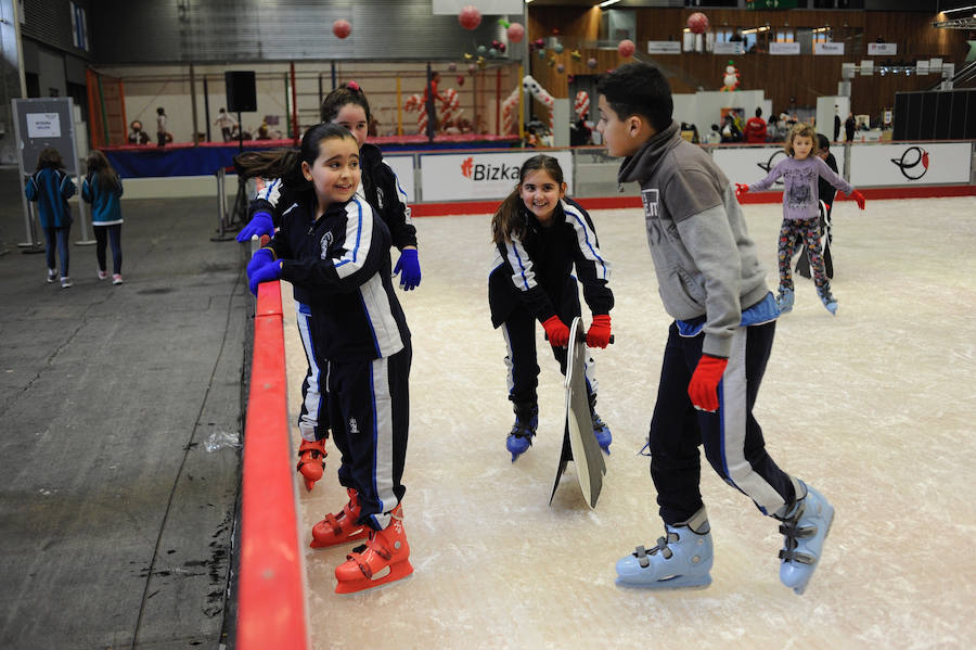 Centros escolares y familias de Bizkaia, así como de las provincias del entorno, aprovechan hoy la falta de colas en la primera jornada del PIN