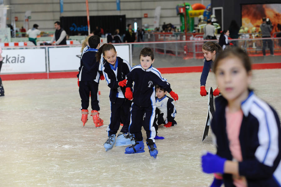 Centros escolares y familias de Bizkaia, así como de las provincias del entorno, aprovechan hoy la falta de colas en la primera jornada del PIN