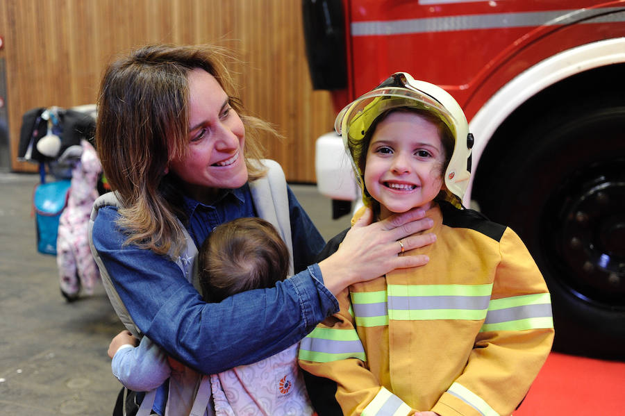 Centros escolares y familias de Bizkaia, así como de las provincias del entorno, aprovechan hoy la falta de colas en la primera jornada del PIN