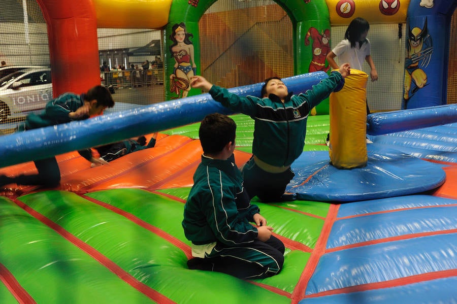 Centros escolares y familias de Bizkaia, así como de las provincias del entorno, aprovechan hoy la falta de colas en la primera jornada del PIN