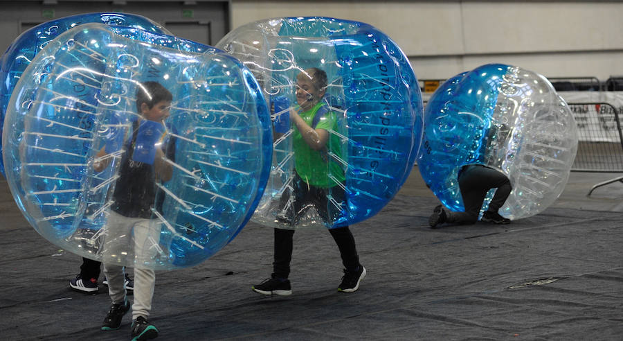 Centros escolares y familias de Bizkaia, así como de las provincias del entorno, aprovechan hoy la falta de colas en la primera jornada del PIN