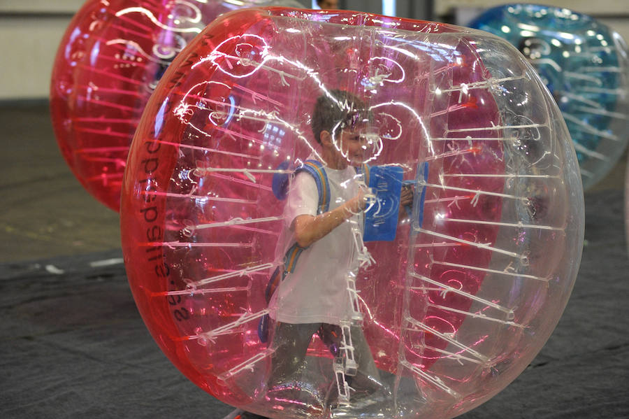 Centros escolares y familias de Bizkaia, así como de las provincias del entorno, aprovechan hoy la falta de colas en la primera jornada del PIN