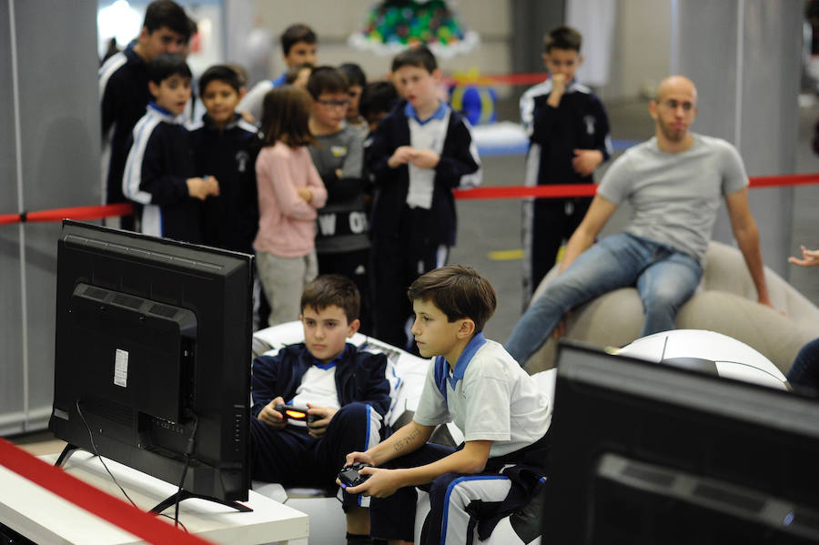 Centros escolares y familias de Bizkaia, así como de las provincias del entorno, aprovechan hoy la falta de colas en la primera jornada del PIN