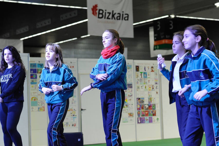 Centros escolares y familias de Bizkaia, así como de las provincias del entorno, aprovechan hoy la falta de colas en la primera jornada del PIN