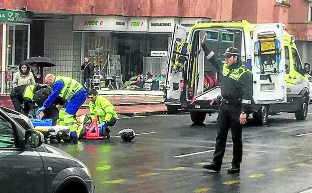 Un agente de Policía regula el tráfico en un accidente con heridos en el que hubo un conductor implicado que se dio a la fuga.