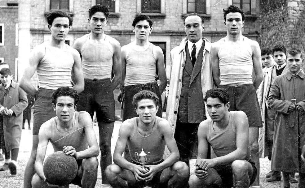 A la derecha, primer equipo masculino en 1949 con Chillida, José María García, Jesús Muzas, Cecilio Fernández de Retana (delegado del Frente de Juventudes) y Miguel Merino -arriba-, y Carlos y Andrés Antonio Varela y Tellería -abajo-.