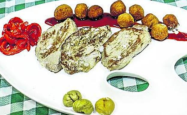 Sobre estas líneas, la presa de gorrino con croquetas de castaña.