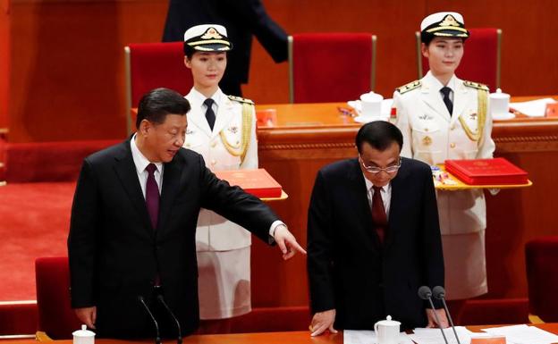 El presidente Xi Jinping hace una indicación a su primer ministro durante los actos de ayer. 