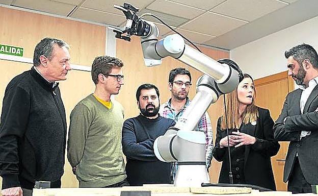 Los alumnos de Muskiz y su tutora, Virginia Mondragón, junto a Joan Antoni Ramos y Mikel Ramírez, de ARM Robotics.