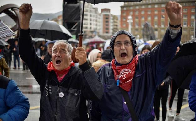 Dos de los pensionistas concentrados frente al Ayuntamiento de Bilbao para reivindicar pensiones dignas.