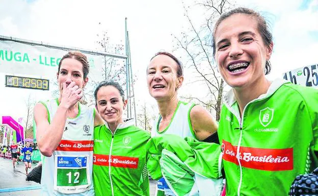 Raquel Gómez, a la derecha, junto a otras atletas de La Blanca el domingo en la media maratón.