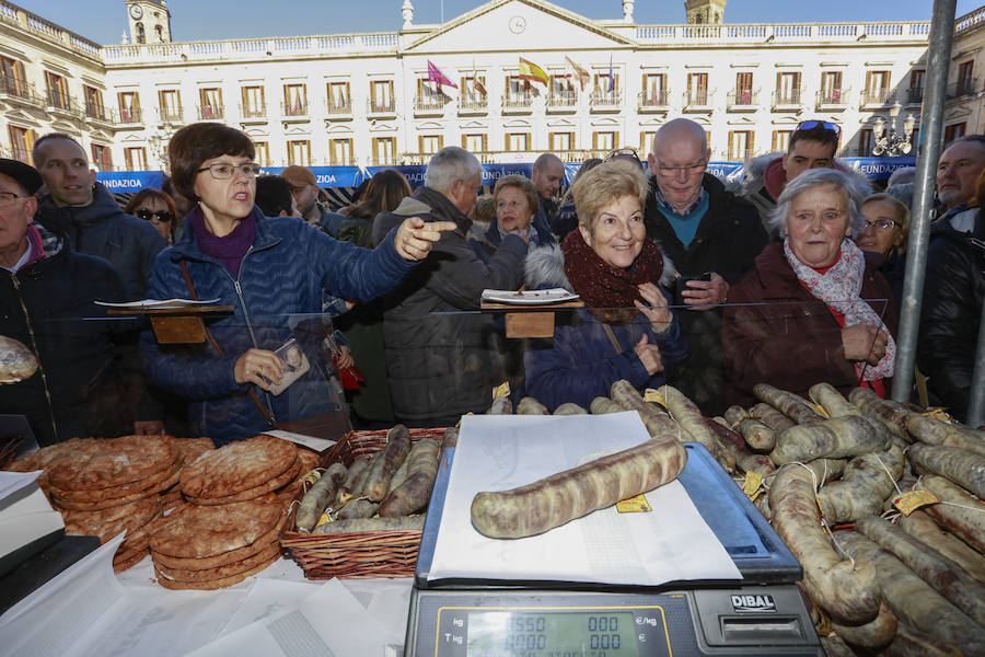 El buen tiempo ha animado a miles de ciudadanos a acercarse, un año más, a la plaza de España, donde más de un centenar de productores han ofrecido quesos, embutidos, pan, verduras, conservas y dulces para estas fiestas