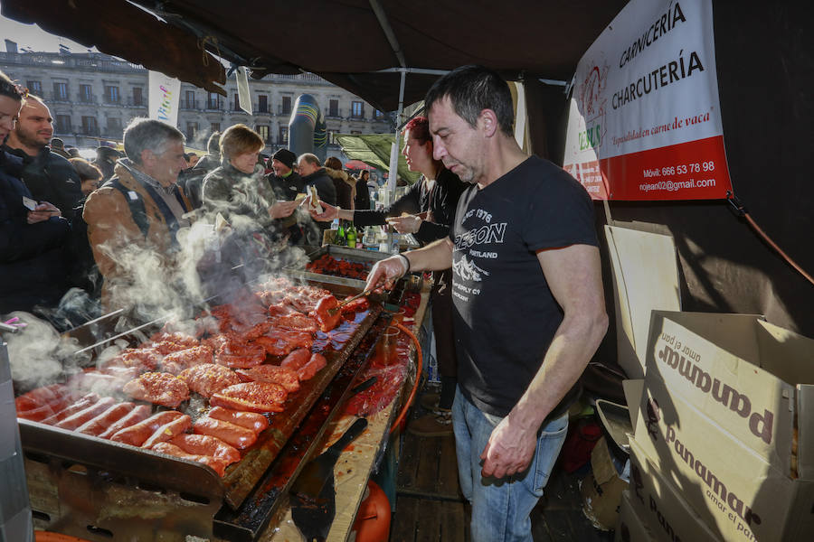 El buen tiempo ha animado a miles de ciudadanos a acercarse, un año más, a la plaza de España, donde más de un centenar de productores han ofrecido quesos, embutidos, pan, verduras, conservas y dulces para estas fiestas