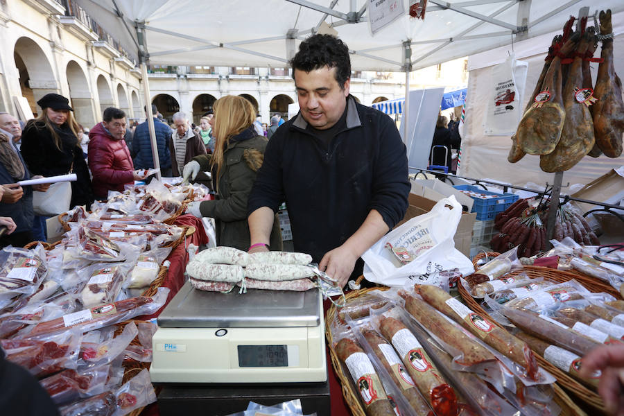 El buen tiempo ha animado a miles de ciudadanos a acercarse, un año más, a la plaza de España, donde más de un centenar de productores han ofrecido quesos, embutidos, pan, verduras, conservas y dulces para estas fiestas