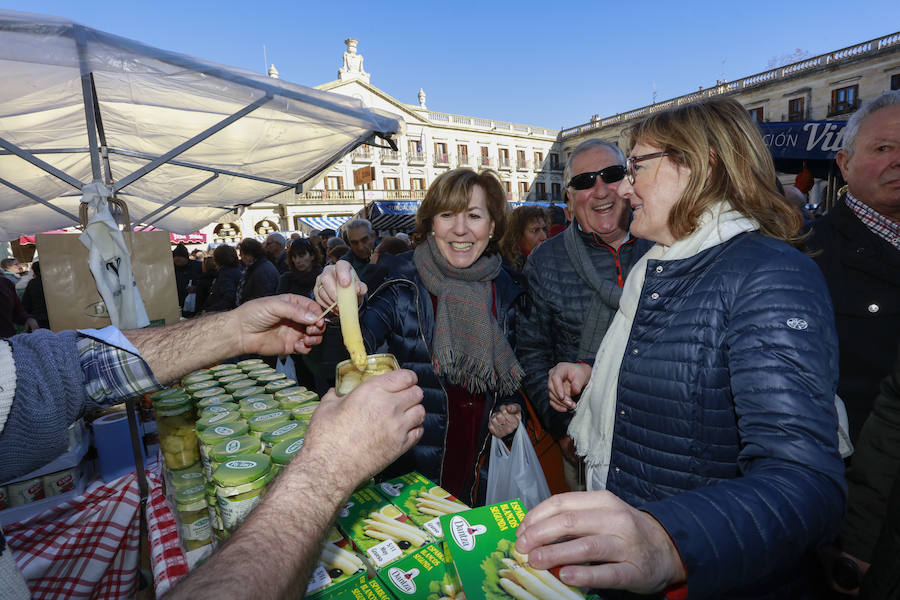 El buen tiempo ha animado a miles de ciudadanos a acercarse, un año más, a la plaza de España, donde más de un centenar de productores han ofrecido quesos, embutidos, pan, verduras, conservas y dulces para estas fiestas