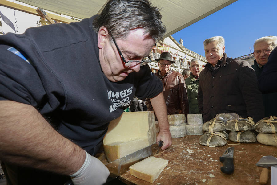 El buen tiempo ha animado a miles de ciudadanos a acercarse, un año más, a la plaza de España, donde más de un centenar de productores han ofrecido quesos, embutidos, pan, verduras, conservas y dulces para estas fiestas