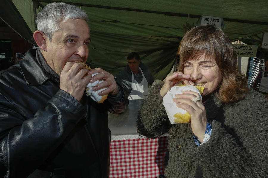 El buen tiempo ha animado a miles de ciudadanos a acercarse, un año más, a la plaza de España, donde más de un centenar de productores han ofrecido quesos, embutidos, pan, verduras, conservas y dulces para estas fiestas