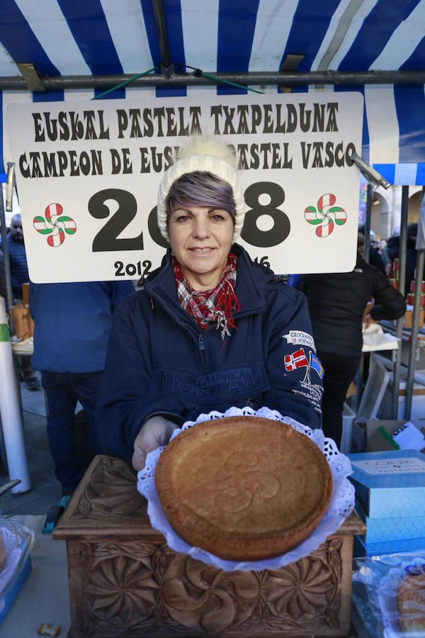 El buen tiempo ha animado a miles de ciudadanos a acercarse, un año más, a la plaza de España, donde más de un centenar de productores han ofrecido quesos, embutidos, pan, verduras, conservas y dulces para estas fiestas