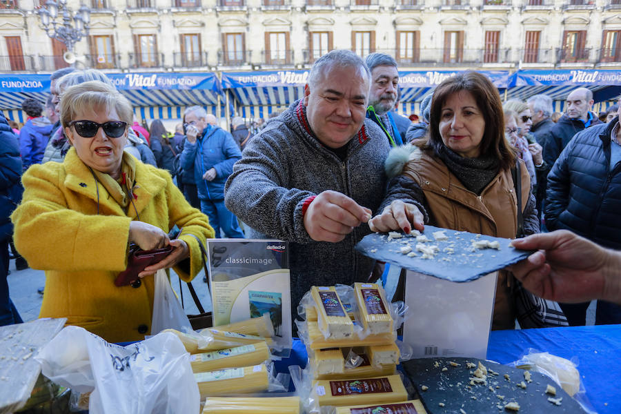 El buen tiempo ha animado a miles de ciudadanos a acercarse, un año más, a la plaza de España, donde más de un centenar de productores han ofrecido quesos, embutidos, pan, verduras, conservas y dulces para estas fiestas