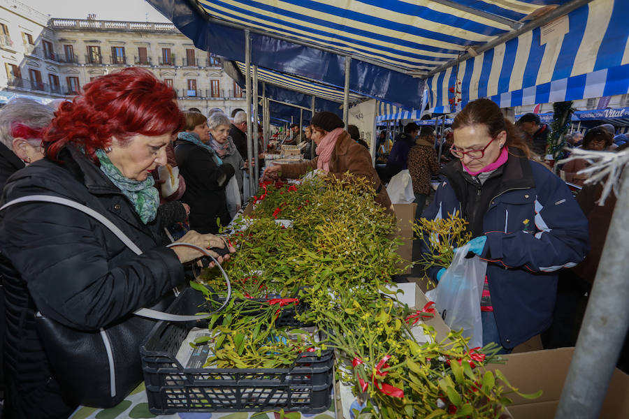 El buen tiempo ha animado a miles de ciudadanos a acercarse, un año más, a la plaza de España, donde más de un centenar de productores han ofrecido quesos, embutidos, pan, verduras, conservas y dulces para estas fiestas