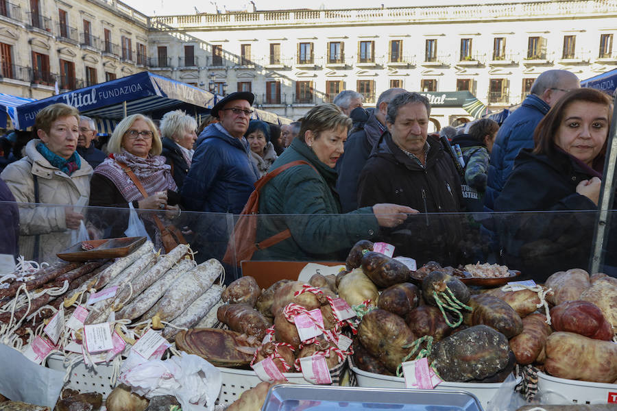 El buen tiempo ha animado a miles de ciudadanos a acercarse, un año más, a la plaza de España, donde más de un centenar de productores han ofrecido quesos, embutidos, pan, verduras, conservas y dulces para estas fiestas