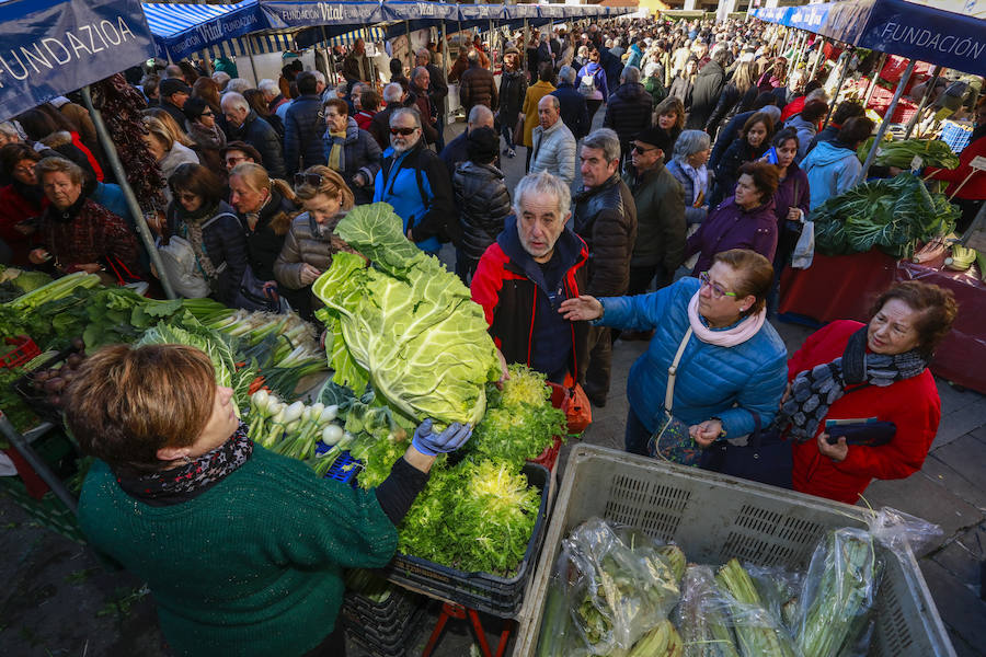 El buen tiempo ha animado a miles de ciudadanos a acercarse, un año más, a la plaza de España, donde más de un centenar de productores han ofrecido quesos, embutidos, pan, verduras, conservas y dulces para estas fiestas
