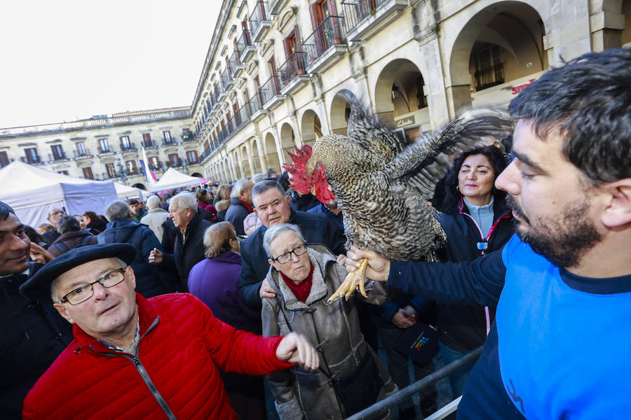 El buen tiempo ha animado a miles de ciudadanos a acercarse, un año más, a la plaza de España, donde más de un centenar de productores han ofrecido quesos, embutidos, pan, verduras, conservas y dulces para estas fiestas