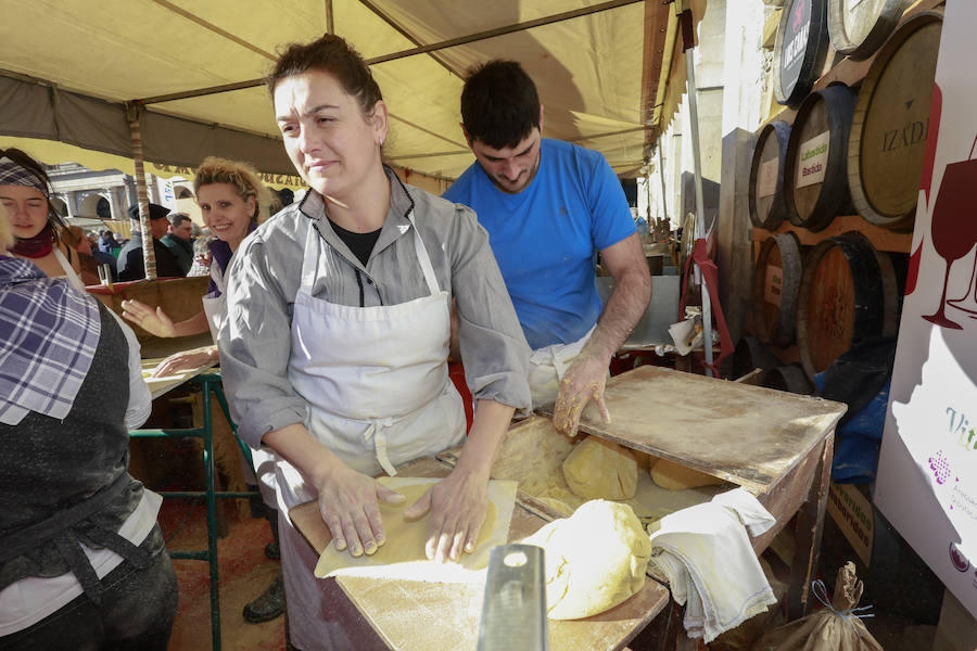 El buen tiempo ha animado a miles de ciudadanos a acercarse, un año más, a la plaza de España, donde más de un centenar de productores han ofrecido quesos, embutidos, pan, verduras, conservas y dulces para estas fiestas