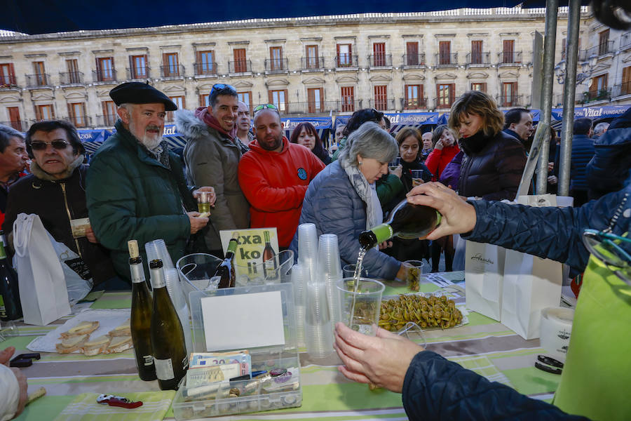 El buen tiempo ha animado a miles de ciudadanos a acercarse, un año más, a la plaza de España, donde más de un centenar de productores han ofrecido quesos, embutidos, pan, verduras, conservas y dulces para estas fiestas