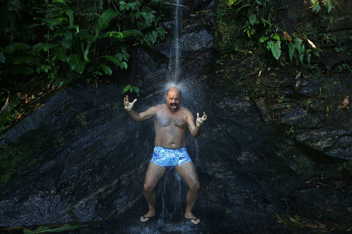 Hoy comienza el verano austral. Pero las playas de Río de Janeiro ya están llenas de bañistas desde hace unas semanas. Y es que el calor aprieta. El martes los termómetros alcanzaron 40,7 grados en la zona oeste de la ciudad, en el que ha sido el día más caluroso en varios años, con una sensación térmica de 45 grados. El mar está calmado y apenas hay olas en las transparentes aguas. Las imágenes han sido tomadas en la Floresta de Tijuca, el bosque urbano más grande del mundo, y en los arenales del oeste de Río.