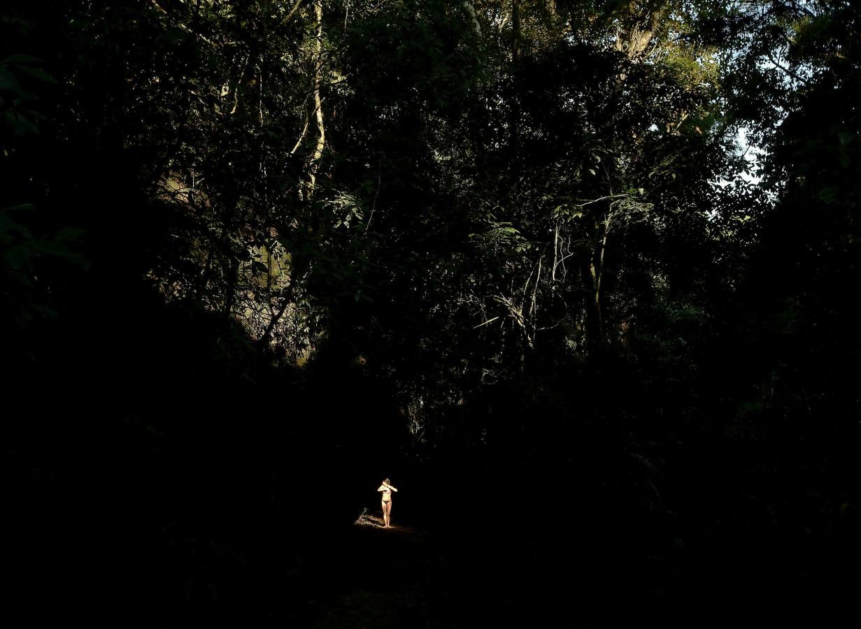 Hoy comienza el verano austral. Pero las playas de Río de Janeiro ya están llenas de bañistas desde hace unas semanas. Y es que el calor aprieta. El martes los termómetros alcanzaron 40,7 grados en la zona oeste de la ciudad, en el que ha sido el día más caluroso en varios años, con una sensación térmica de 45 grados. El mar está calmado y apenas hay olas en las transparentes aguas. Las imágenes han sido tomadas en la Floresta de Tijuca, el bosque urbano más grande del mundo, y en los arenales del oeste de Río.