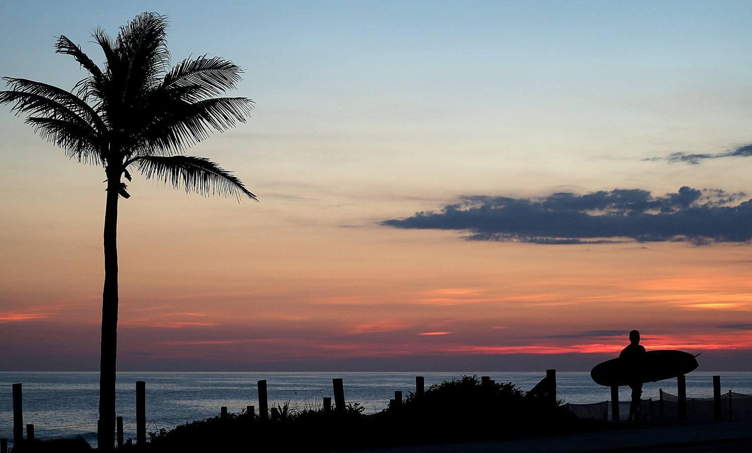 Hoy comienza el verano austral. Pero las playas de Río de Janeiro ya están llenas de bañistas desde hace unas semanas. Y es que el calor aprieta. El martes los termómetros alcanzaron 40,7 grados en la zona oeste de la ciudad, en el que ha sido el día más caluroso en varios años, con una sensación térmica de 45 grados. El mar está calmado y apenas hay olas en las transparentes aguas. Las imágenes han sido tomadas en la Floresta de Tijuca, el bosque urbano más grande del mundo, y en los arenales del oeste de Río.