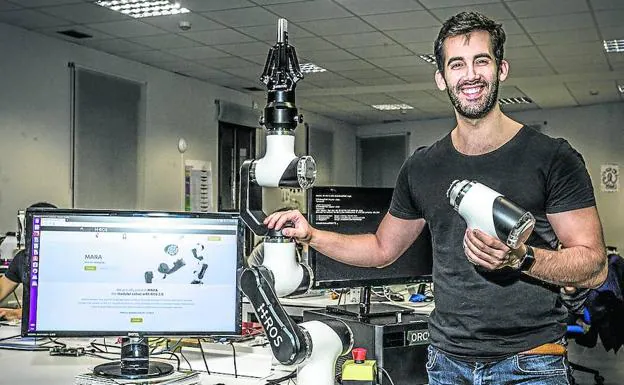 Víctor Mayoral muestra el brazo robótico industrial que han fabricado en Acutronic. 