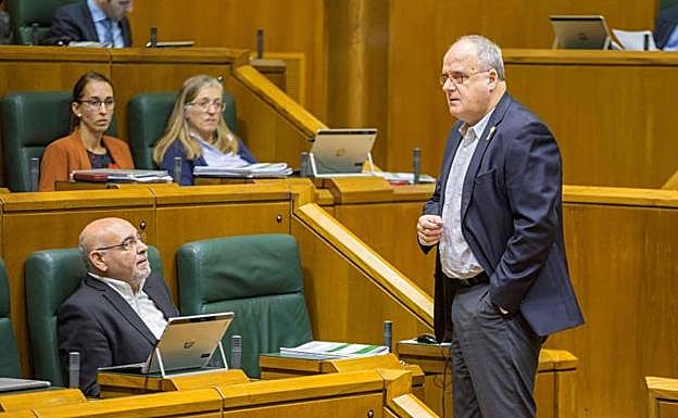 Joseba Egibar (PNV) charla con José Antonio Pastor (PSE). 