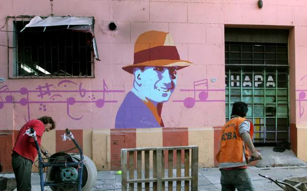 Retrato de Gardel en una calle de Buenos Aires.