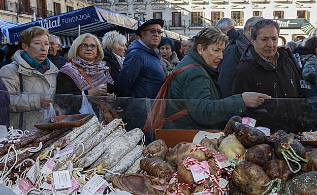 Los potenciales clientes han recorrido los puestos en busca de productos con los que llenar la despensa para estas fiestas.