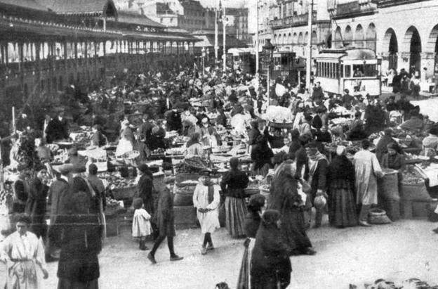 Baserritarras, clientes y tranvías convivían en las afueras del mercado de La Ribera, en una foto de comienzos del siglo XX.