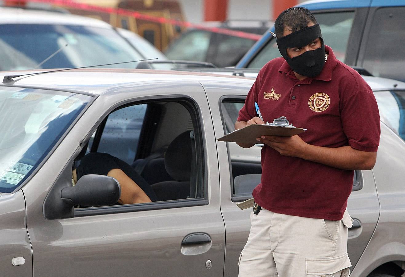 La violencia en Chihuahua, México, ha llegado a su grado más alto en los últimos tres años. Sólo en el municipio de Juárez, uno de los más violentos del país, se cometieron casi 800 asesinatos en lo que va de año, una cifra que sigue en aumento. La fiscalía del estado lucha contra los cárteles de la droga y utiliza modernas técnicas balísticas y forenses para combatir la impunidad. Casi la mitad de los habitantes de Juárez y Chihuahua han sido testigos de robos o asaltos con armas de fuego.