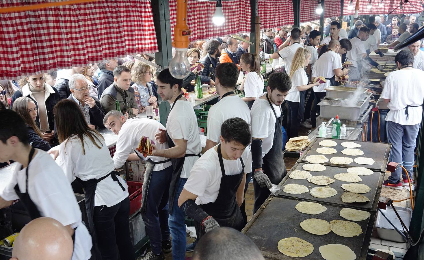 Las buenas perspectivas para esta edición se han cumplido en el inicio de la  Feria de Santo Tomás  en Bilbao, que está congregando desde primera hora a numeroso público 