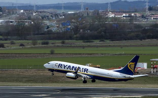 Un avión de Ryanair despega del aeropuerto de Foronda. 