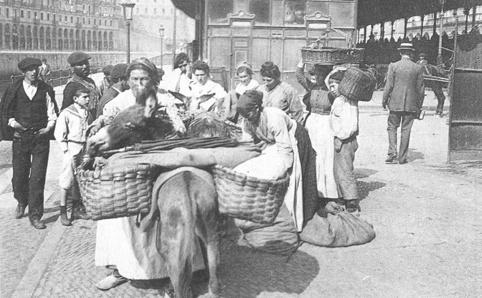 Venta ambulante en Bilbao a principios del siglo XX, junto al antiguo Mercado de la Ribera.