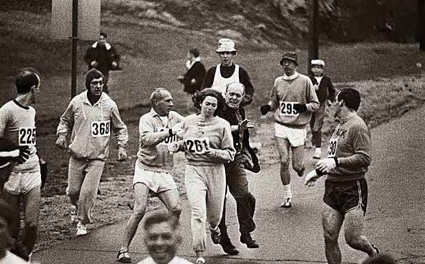 Kathrine Switzer erabaki zuen duela 50 urte maratoi batean parte hartuko zuela. Argazkian, epaile bat saiatzen da bera lasterketatik baztertzen.