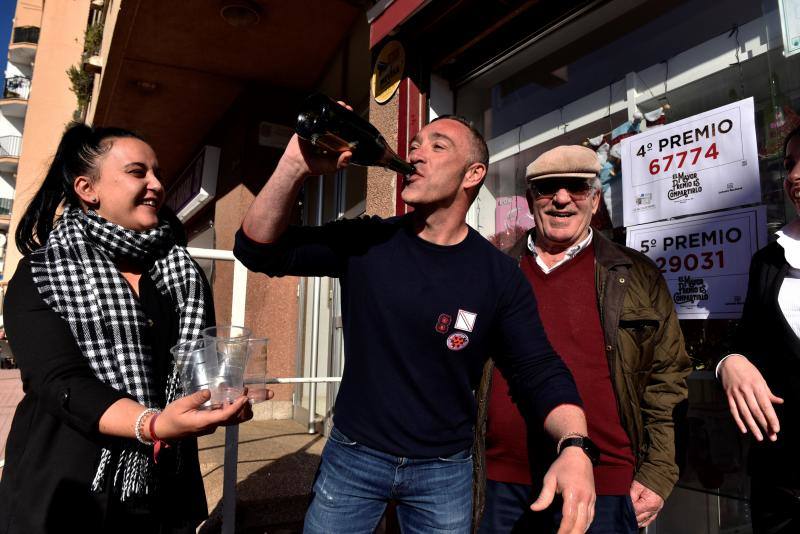 Los loteros de la administración Virgen de Lluc celebrando que han repartido decimos del 4º y 5º de la lotería de Navidad. El número 29.031 ha sido premiado con el cuarto de los quintos premios, dotado con 60.000 euros la serie y con 6.000 euros cada décimo, del Sorteo de la Lotería de Navidad, del que se han vendido tres décimos en Baleares: en Cala Millor, Palma y Sant Antoni. El número 67.774, agraciado con el segundo de los dos cuartos premios.