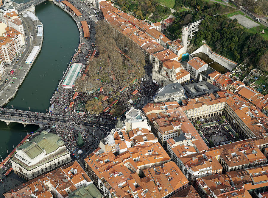 La Ertzaintza vigiló desde el cielo el desarrollo de la mayor cita del agro vasco, mientras 100.000 personas desafiaban la huelga del transporte