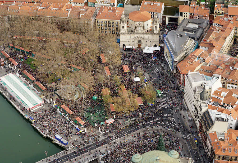 La Ertzaintza vigiló desde el cielo el desarrollo de la mayor cita del agro vasco, mientras 100.000 personas desafiaban la huelga del transporte