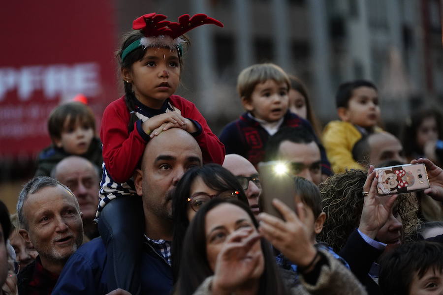 Miles de personas, sobre todo padres y niños, se han acercado a la Gran Vía para disfrutar de la espectacular kalejira que cada año llena de magia la villa con Olentzero, Mari Domingui, los Galtzagorris y muchos más.